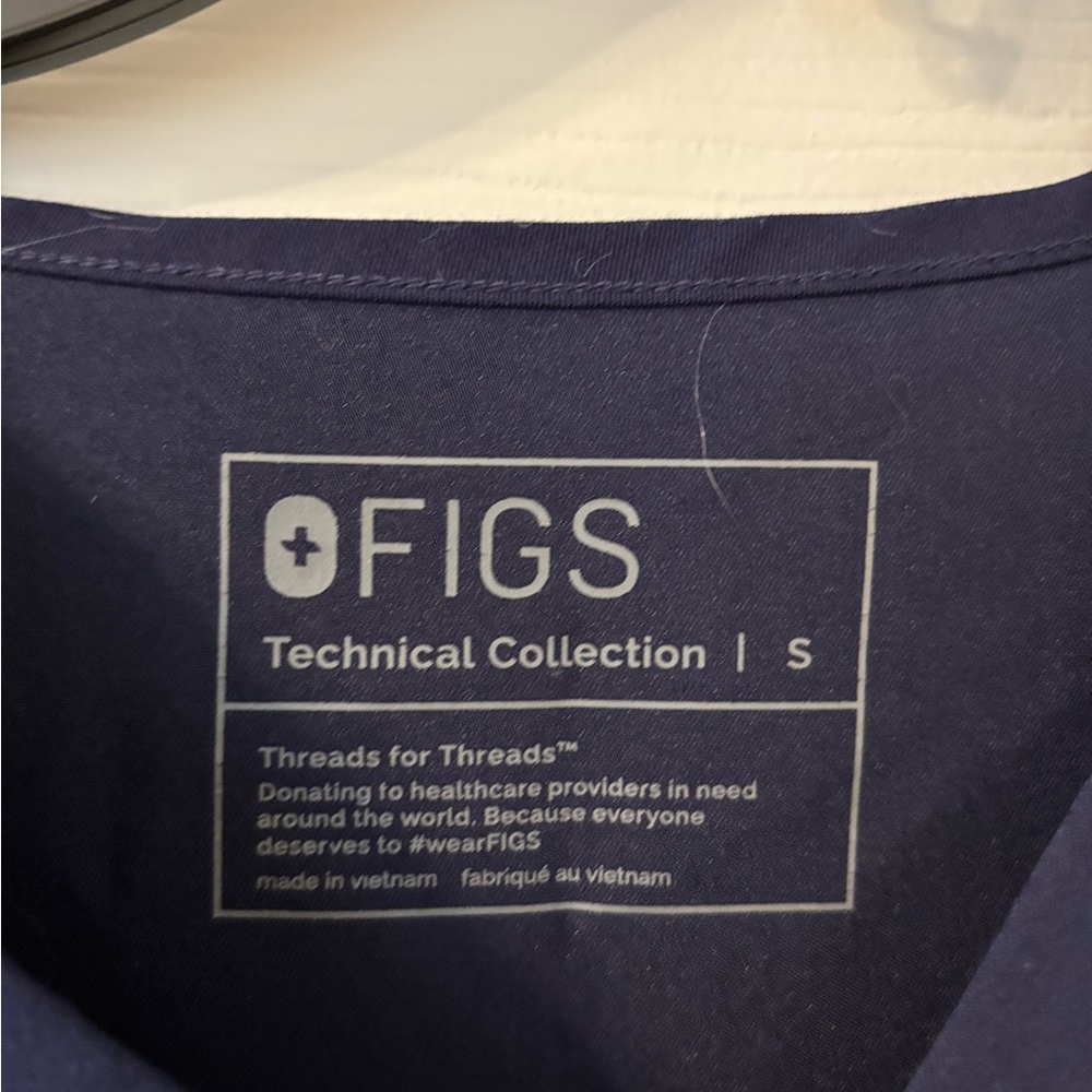 FIGS Men's Navy Blue Scrub top - Picture 3 of 3